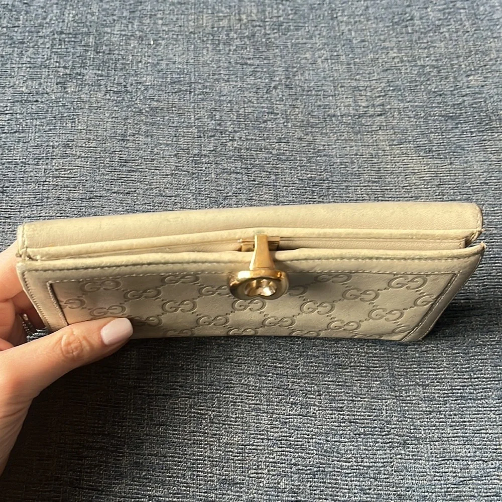 GUCCI light gray guccisima leather wallet